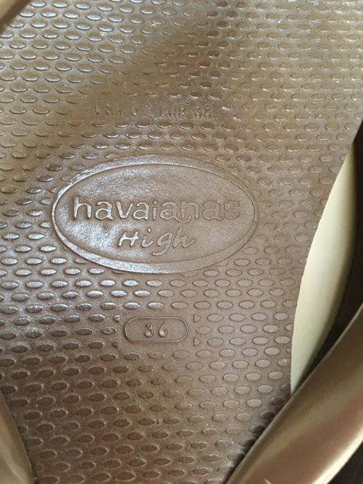 Havaianas castanhas altas