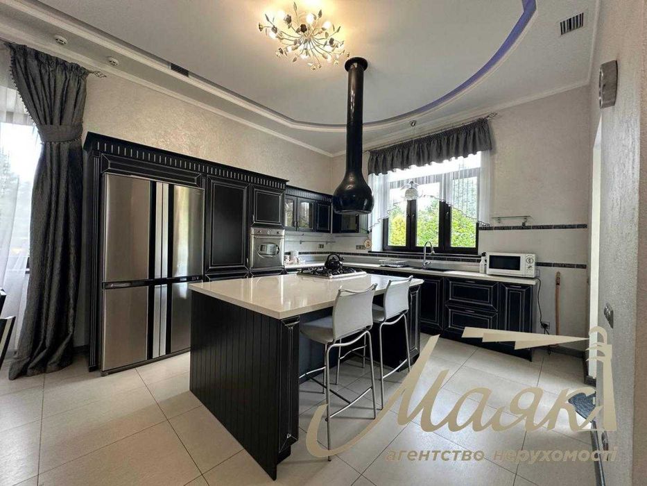 Оренда резиденції з двох будинків на 60 сотках землі в Хуторі Мригі