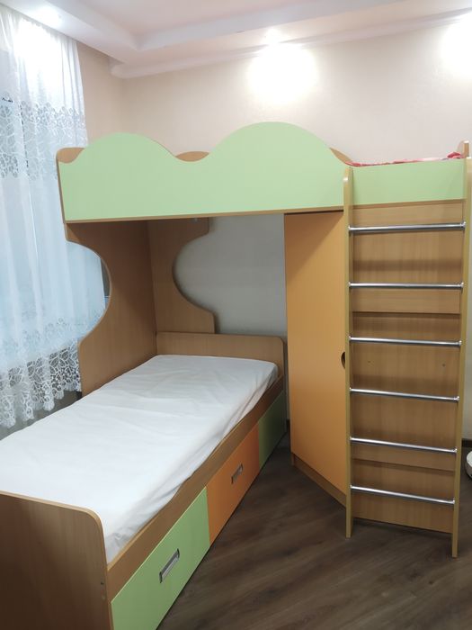 Двоповерхове ліжко  з матрацами та шафою