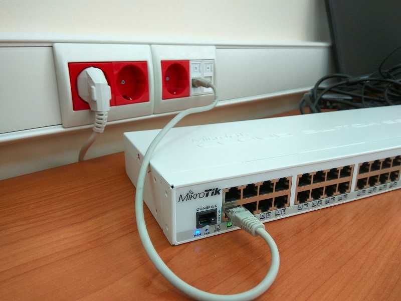 свич\коммутатор Mikrotik CRS326-24G-2S+RM