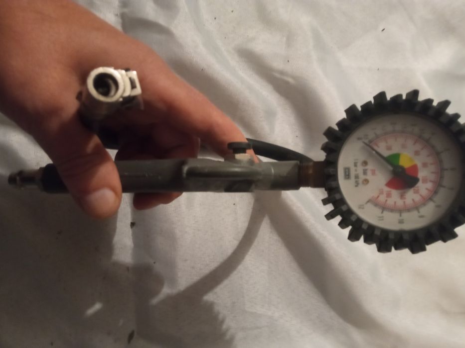 Urządzenie do pompowania kół