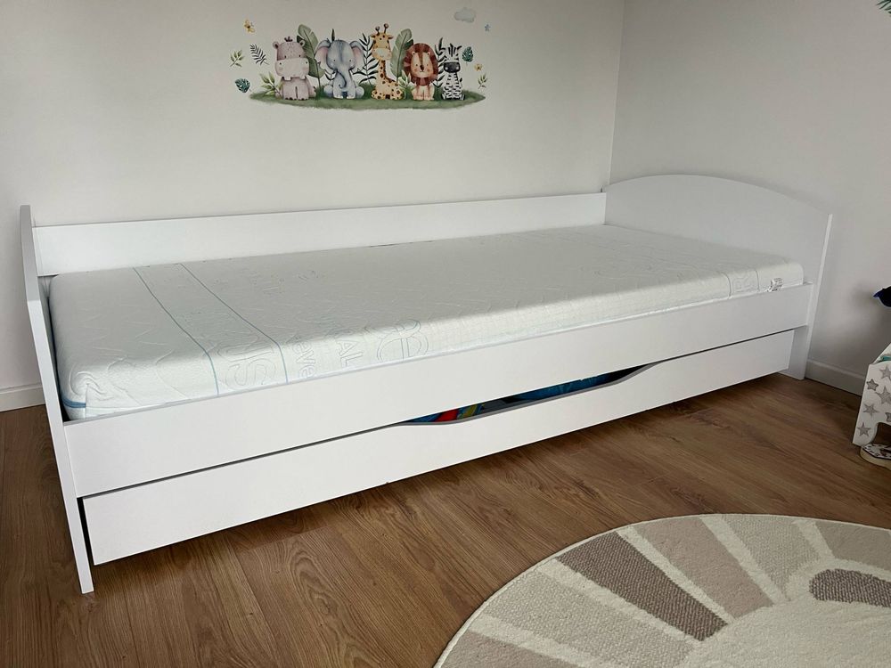 Białe łóżko dziecięce 90x200 + materac Hevea