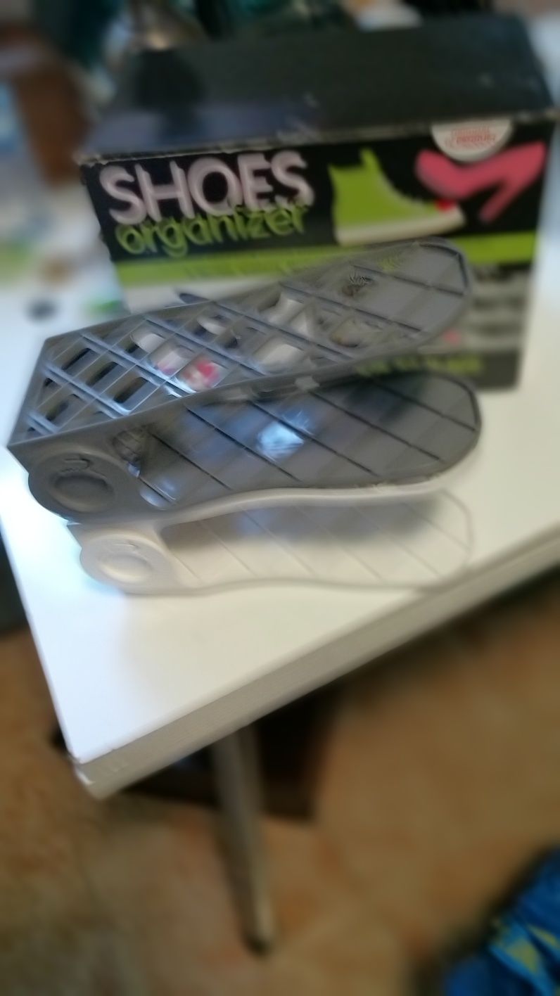 Suporte para sapatos em plástico branco e cinzento