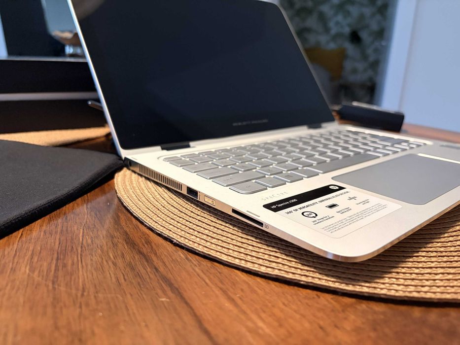 .:HP Spectre dx-4101dx - i7-5500U, 8 GB RAM, 256GB SSD, Windows 11:.