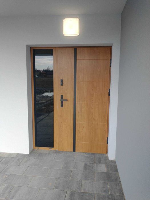 montaż drzwi z naświetlem WIKĘD 41 czarna szyba / kolor winchester