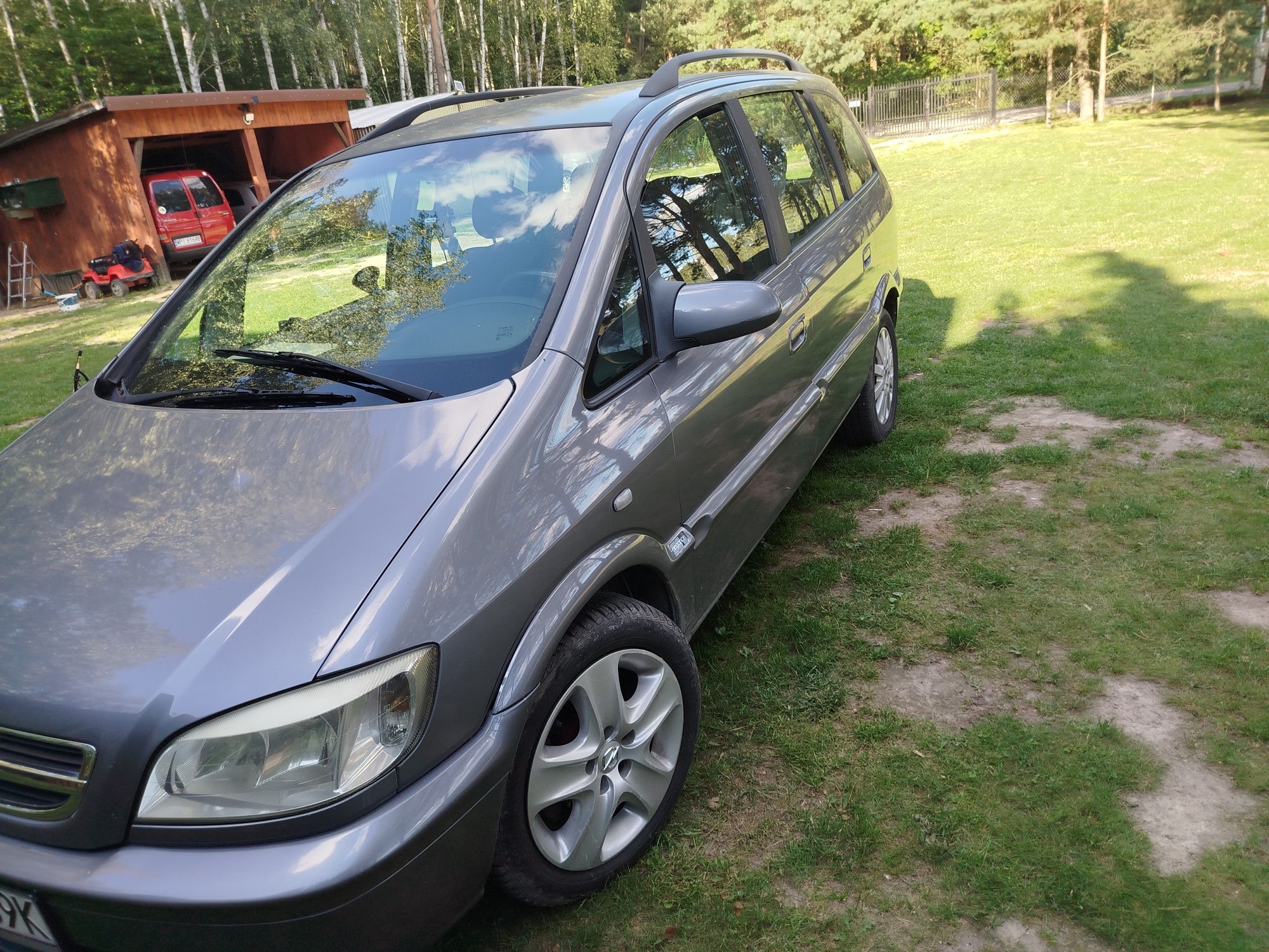 samochód osobowy marki opel Zafira