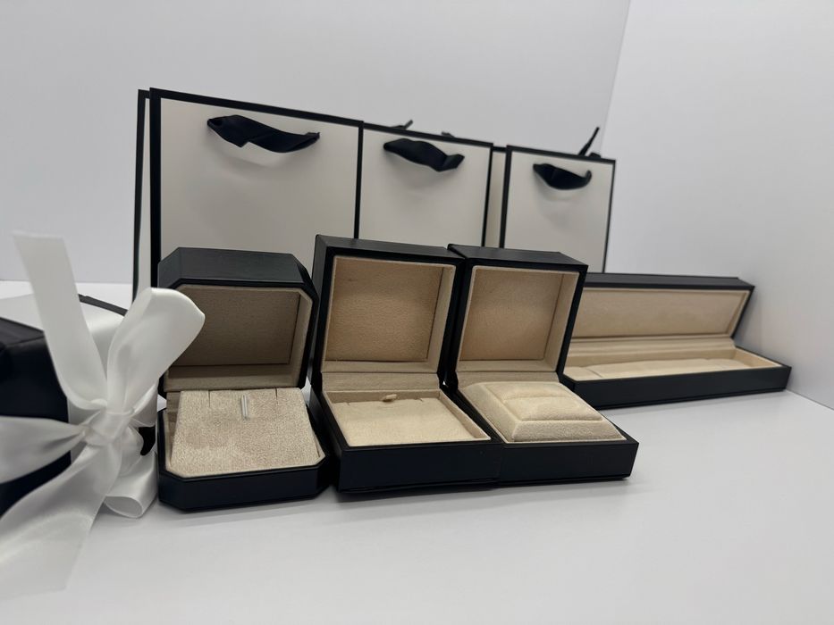 Кожанные коробочки для кольца,сережек,подвеса No name.