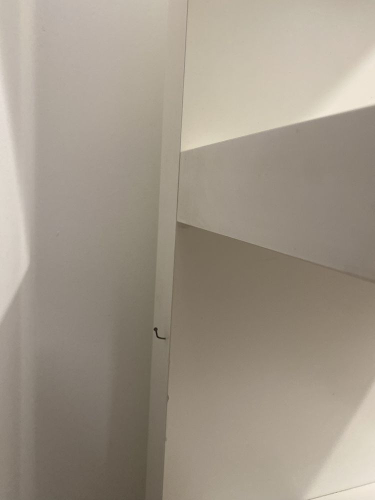 Regał biały na ksiażki mocowanie do sciany