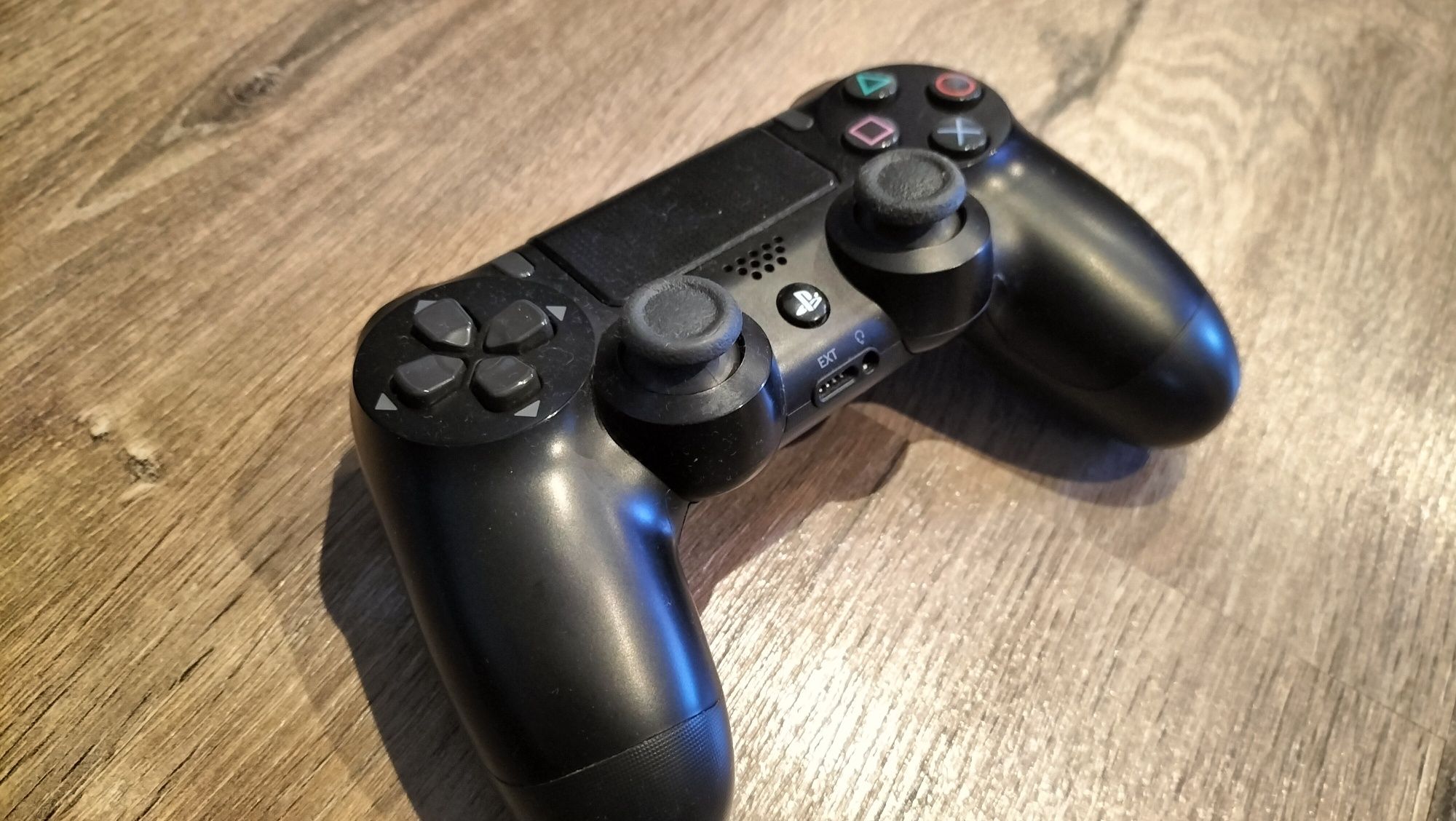 PlayStation 4 + 2 comandos + 8 jogos