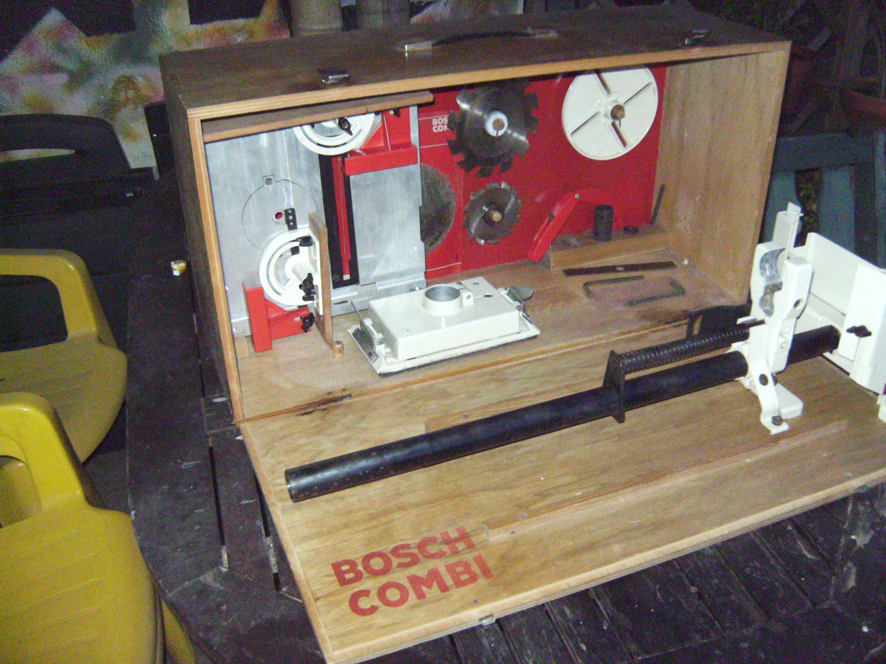 Bosch Combi Esquadrejadeira e acessórios em mala da madeira.