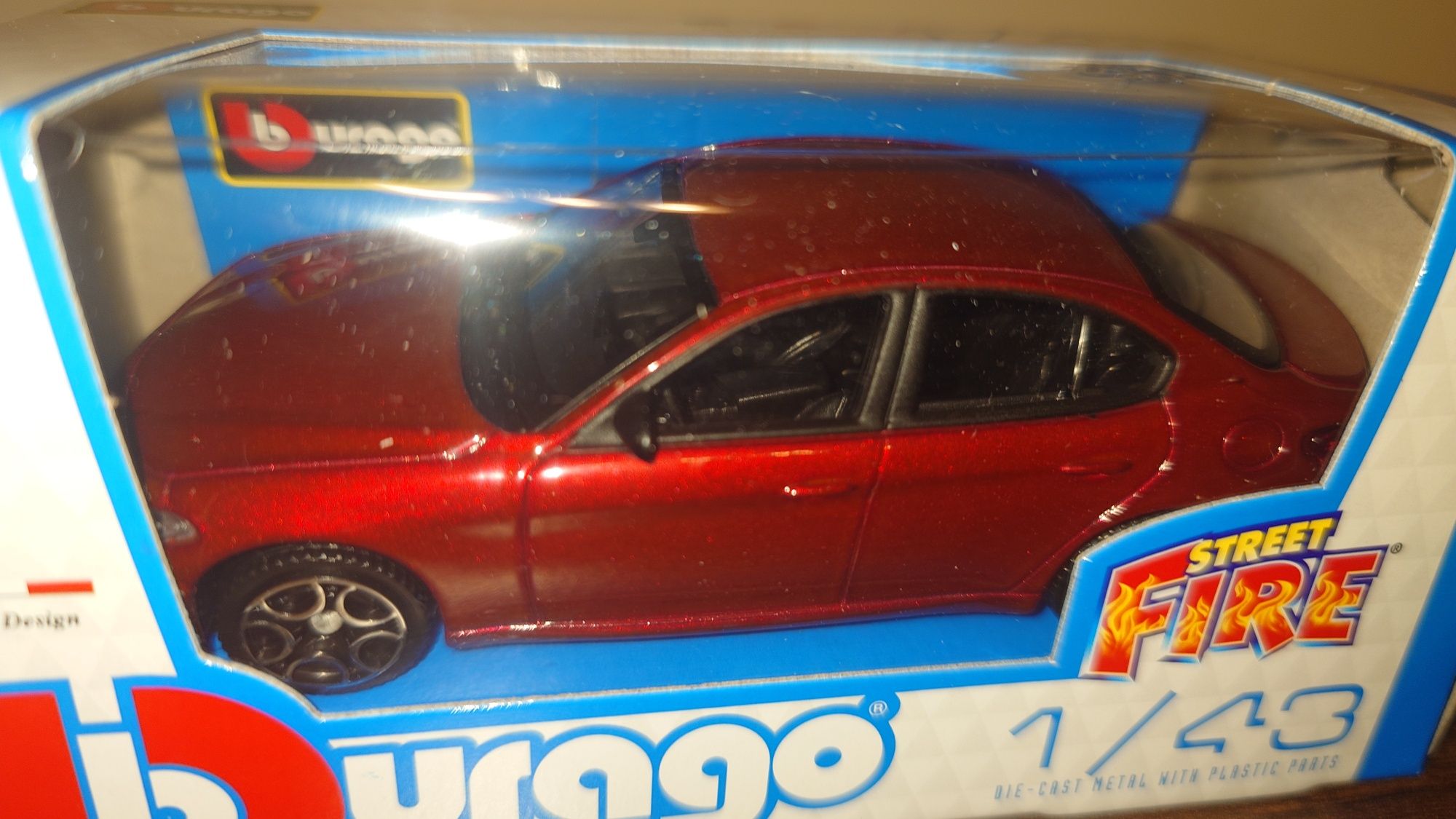 Bburago STREET FIRE Alfa Romeo Giulia, skala 1:43 Burago.