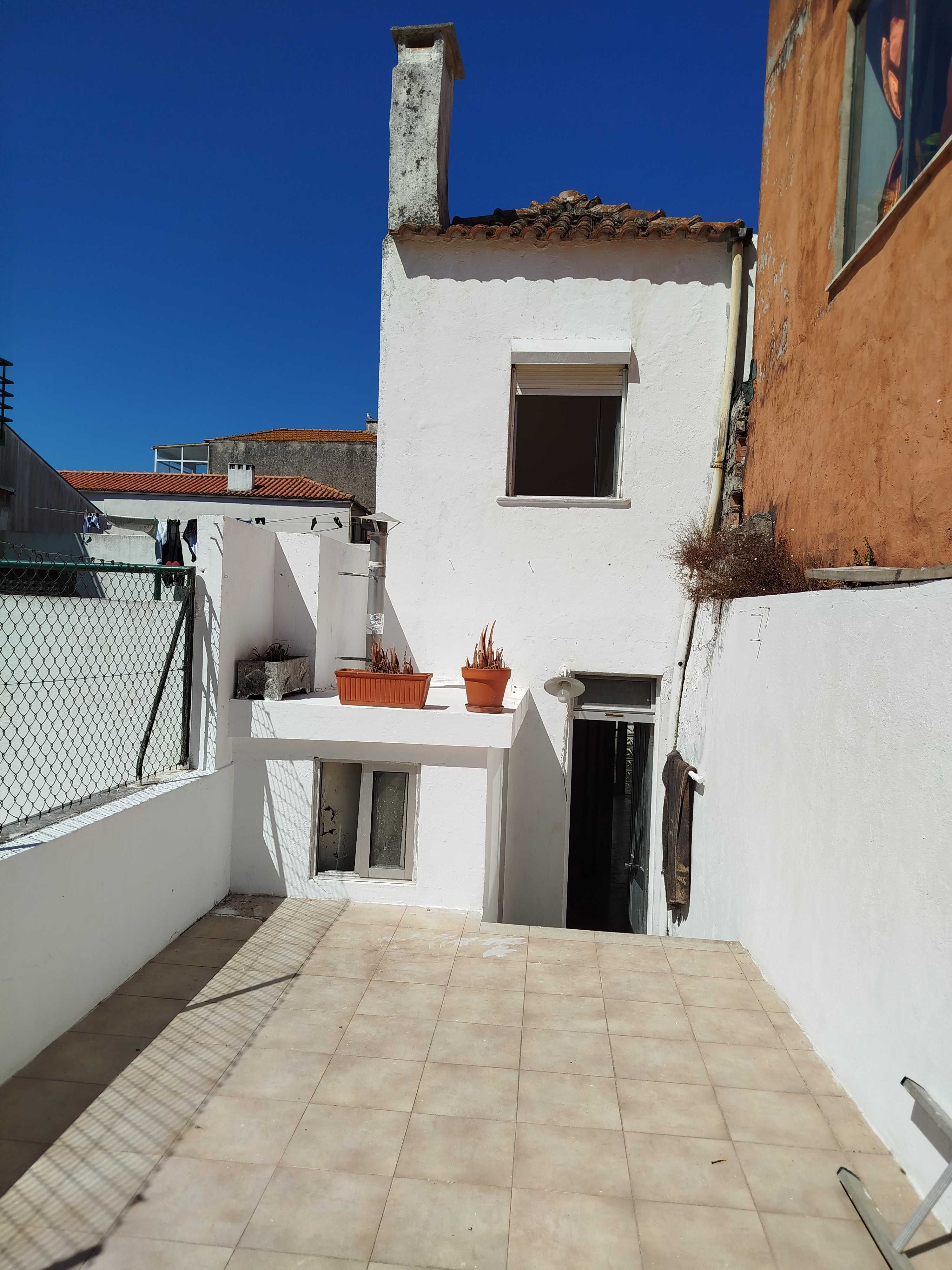 casa inteiramente renovada de primeiro e segundo andar