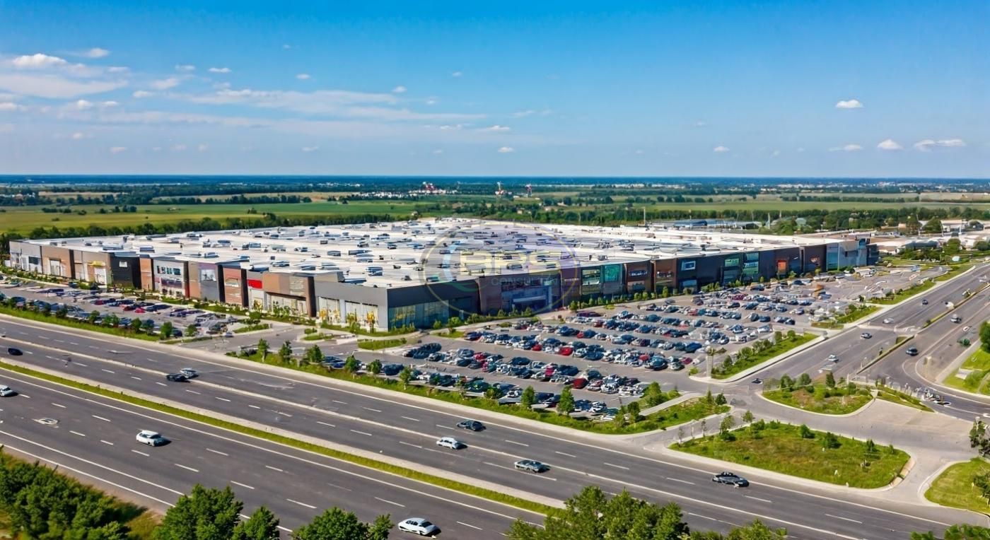 Комерційний комплекс — 18 550 м², фасад 138 м, паркінг на 300 авто