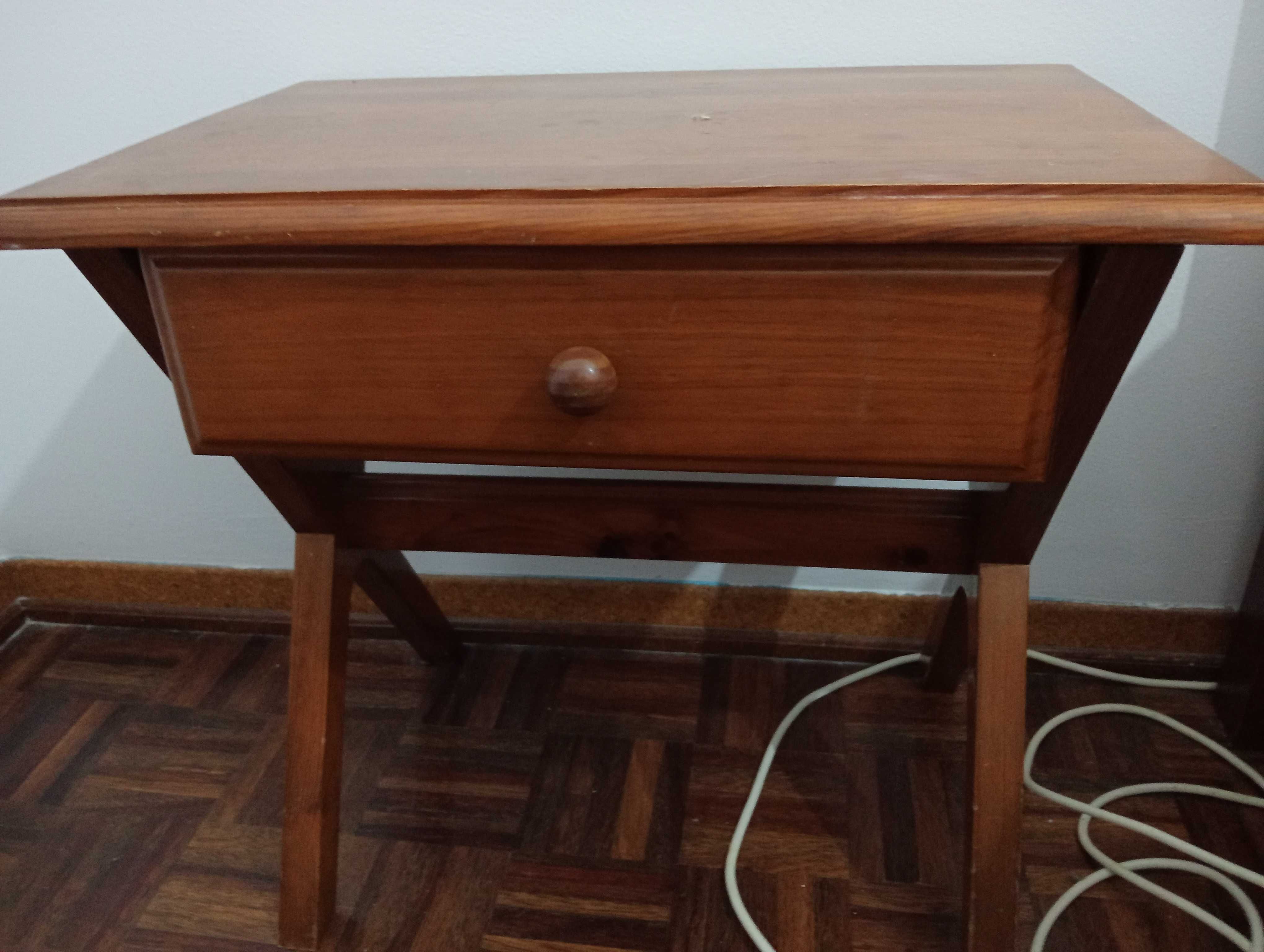 Vendo Mesa de Cabeceira