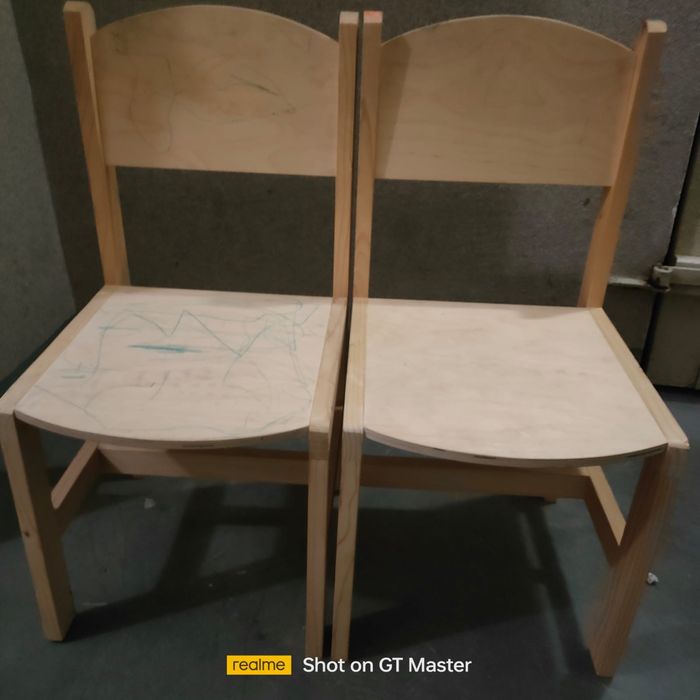 Dwa krzesełka dziecięce drewniane