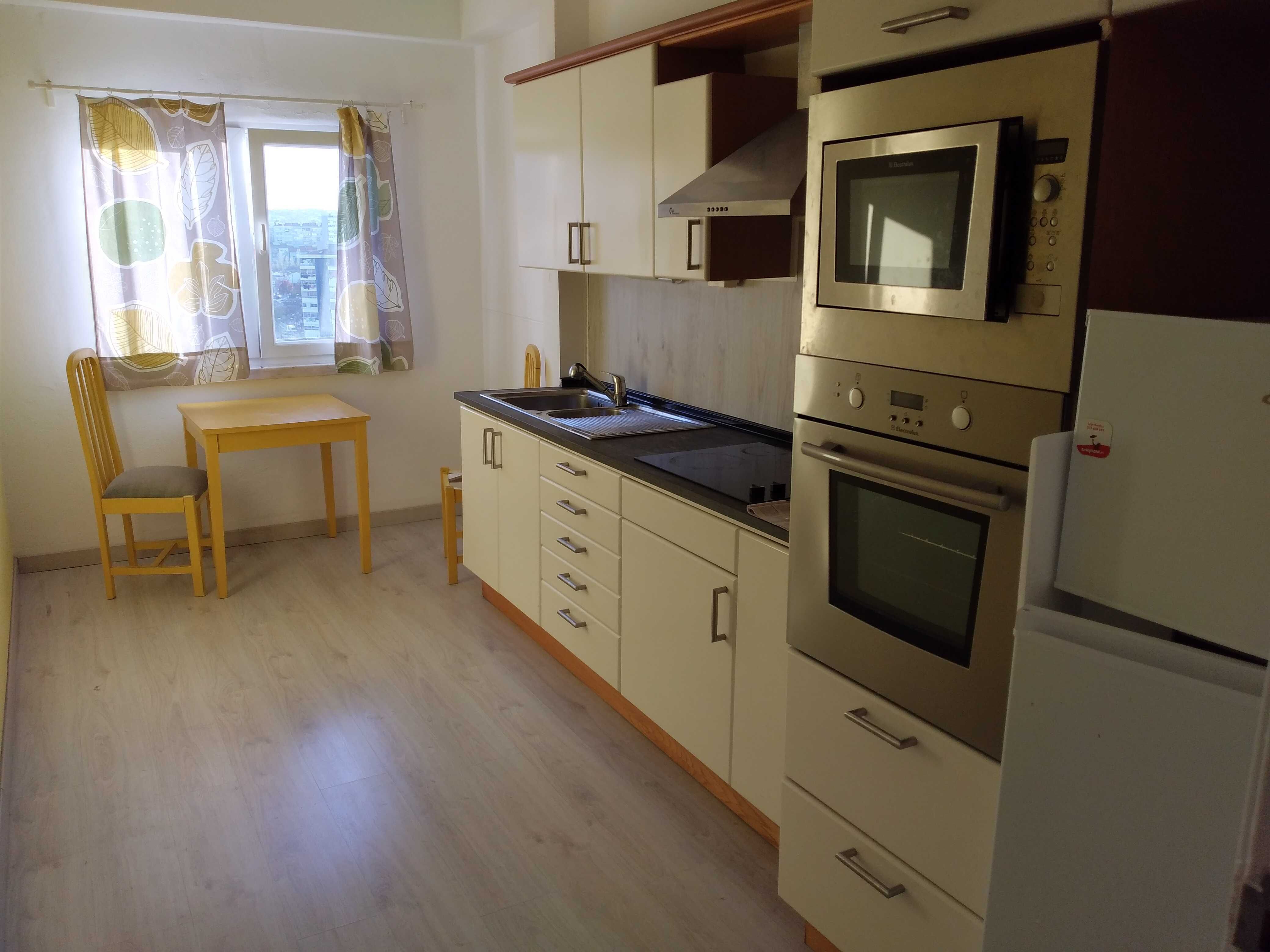 Rent / Arrendo apartamento com 2 quartos na Pontinha próximo do metro