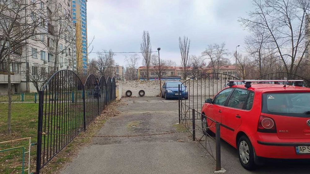 Парковочне місце на Оболоні