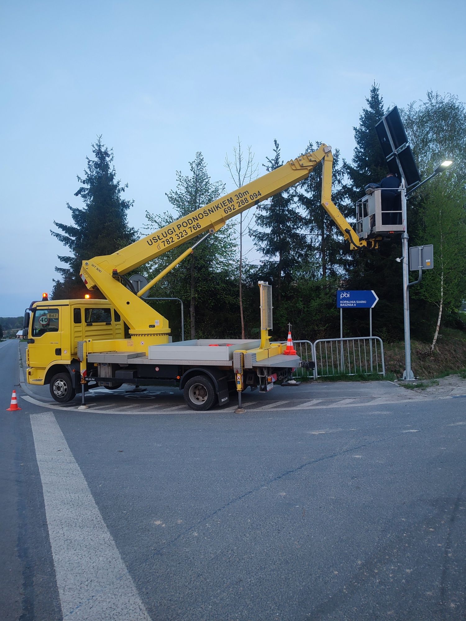 Zwyżka Podnośnik koszowy 30m Wynajem ( Usługa Wycinki Drzew )