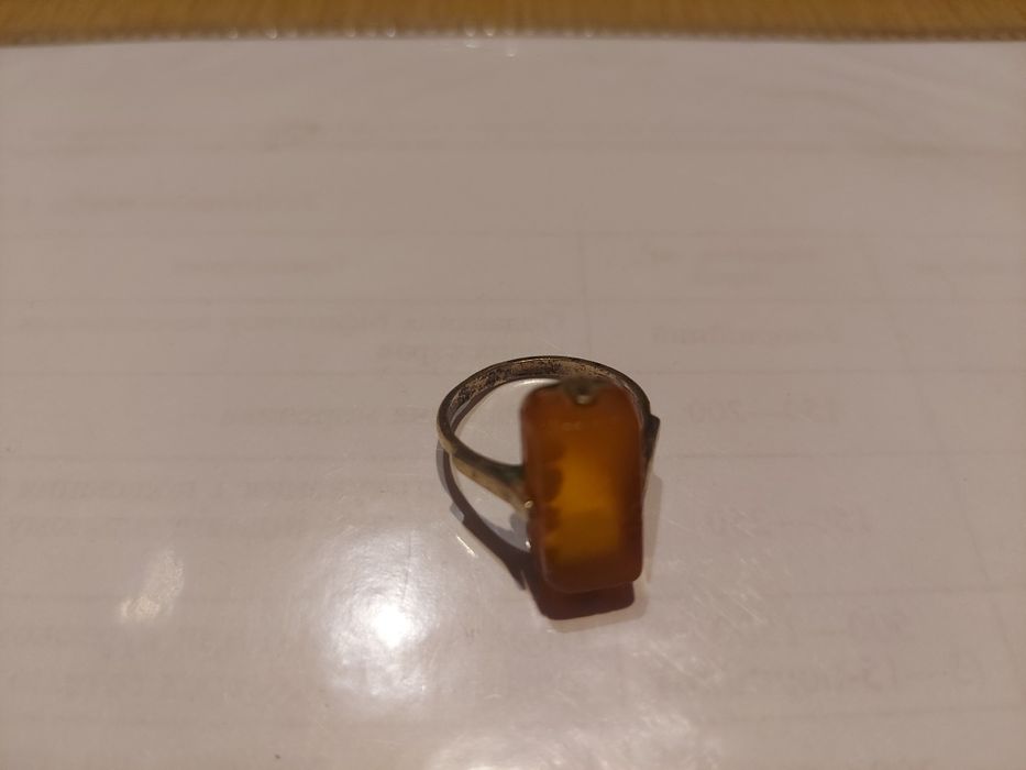 Продам серебряное кольцо с янтарем
