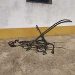 Antigo arado em ferro