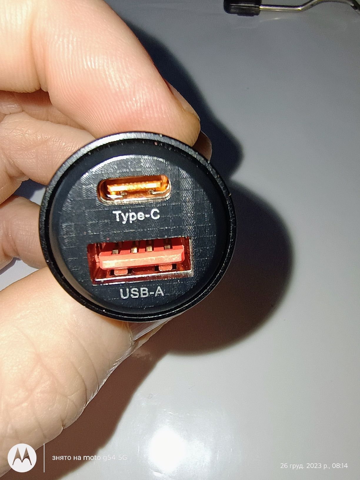 зарядное устройство с выходом USB и Type- С, 30W Toocki 
от фирмы Too