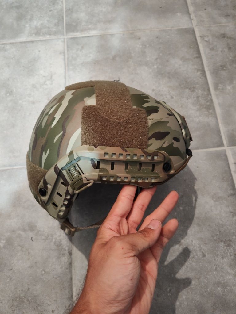 Kopia hełmu Fast w kamuflażu multicam ASG