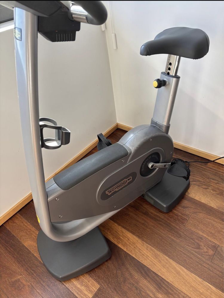 2 Bicicletas Estáticas Vertical - Thechnogym