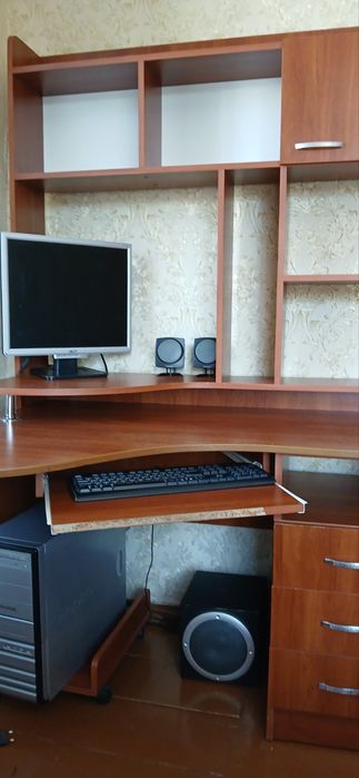 Продаю кутовий комп'ютерний стіл