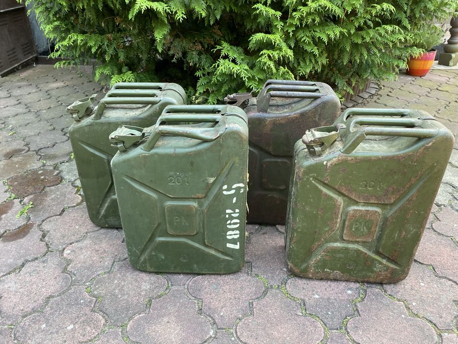 Sprzedam 4 metalowe kanistry wojskowe 20L – używane
