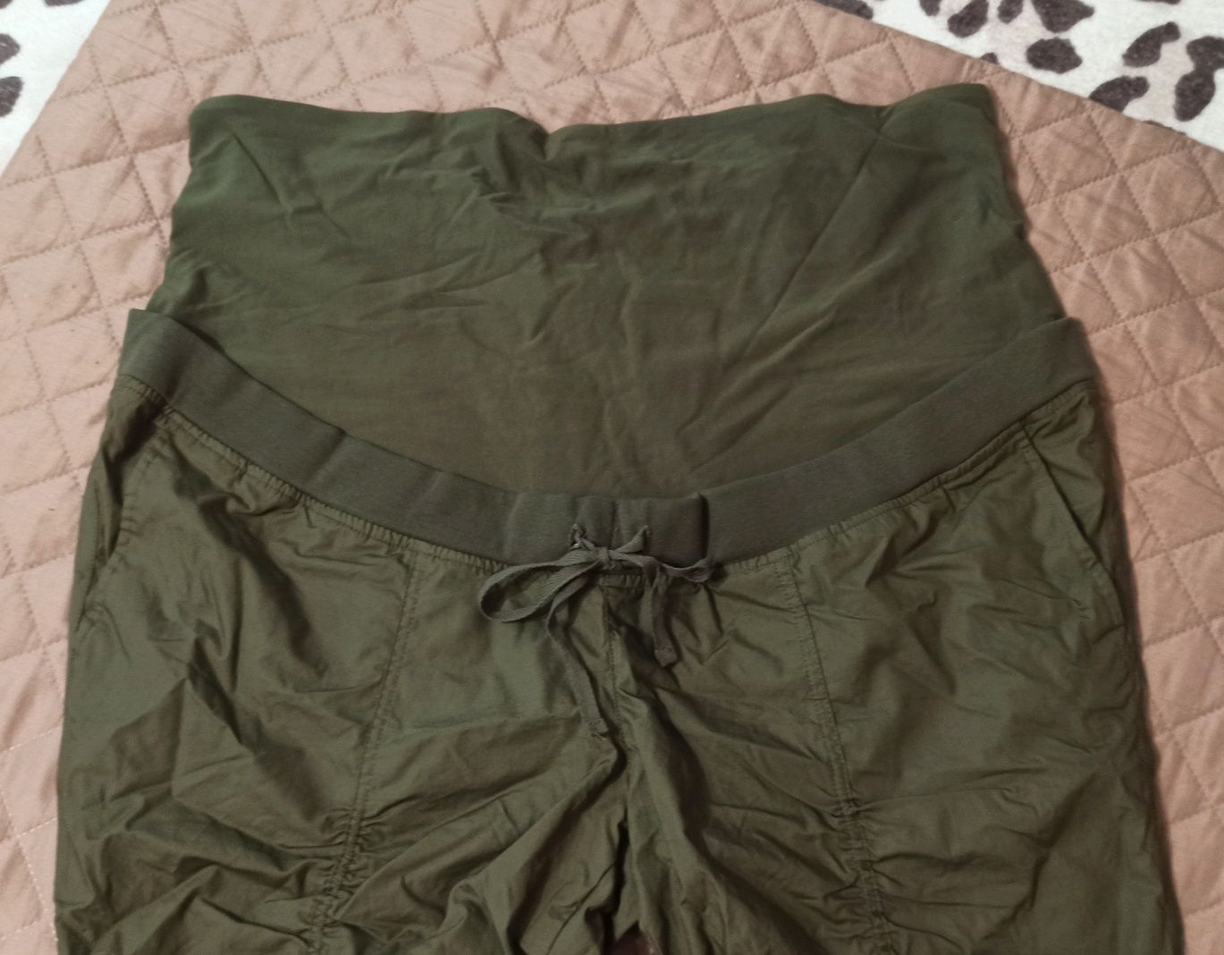 Bawełniane spodnie 3/4 ciążowe kolor khaki