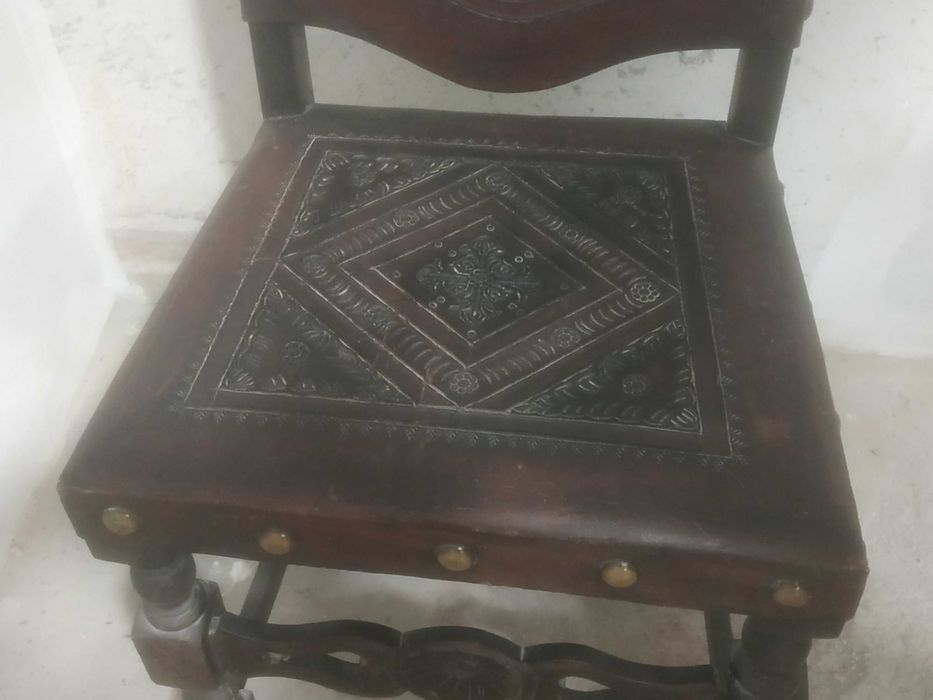 Várias diferentes cadeiras antigas em madeira maciça