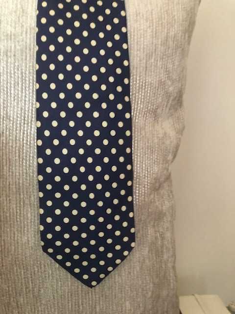 Gravata azul com bolas brancas 100% seda, marca Yves Saint Laurent