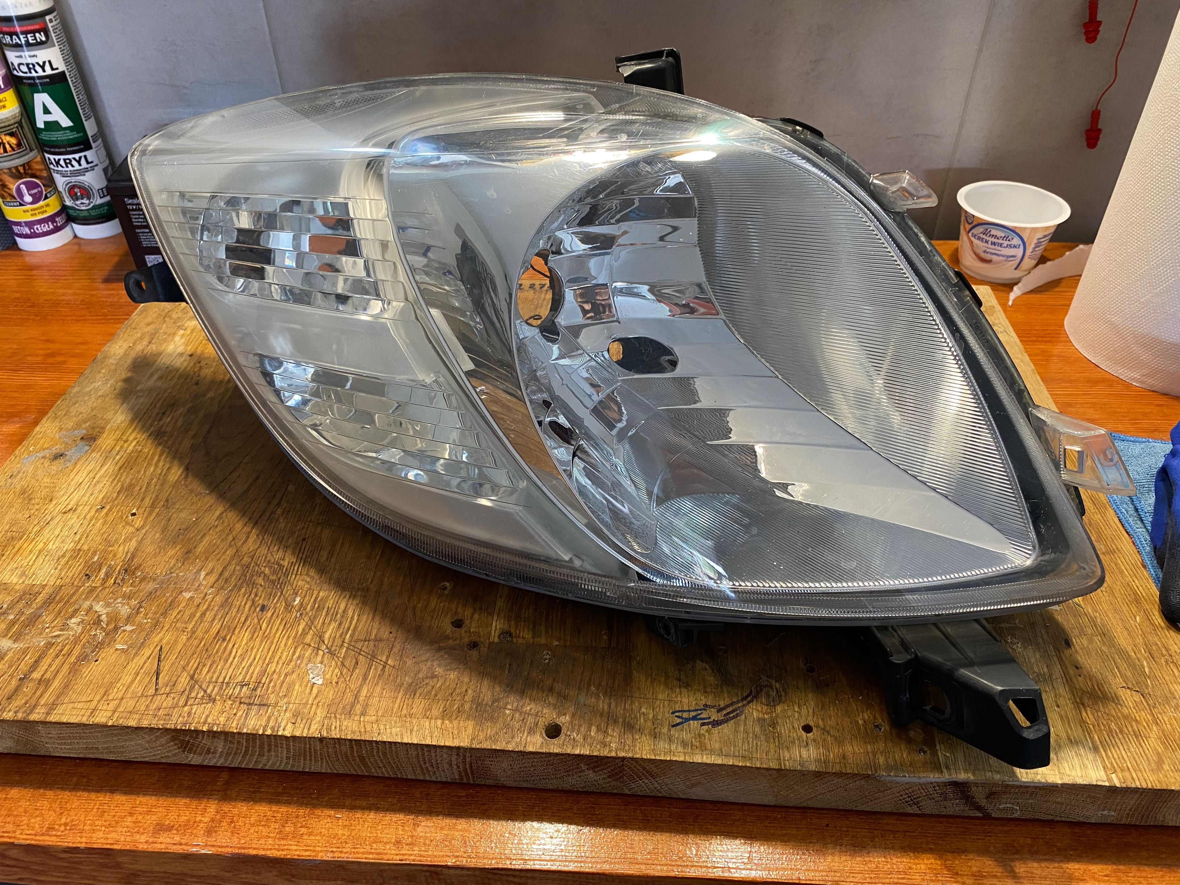 Lampa  lewa Yaris 2 , 2005 r , bardzo dobry stan