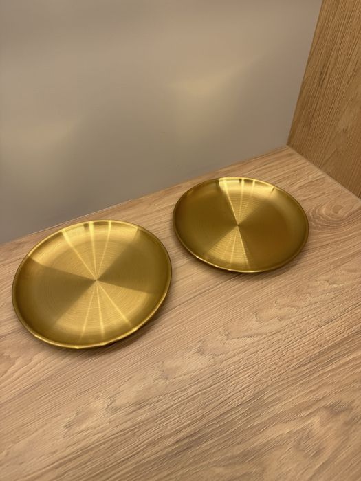 Zestaw 2 złotych stalowych talerzy
