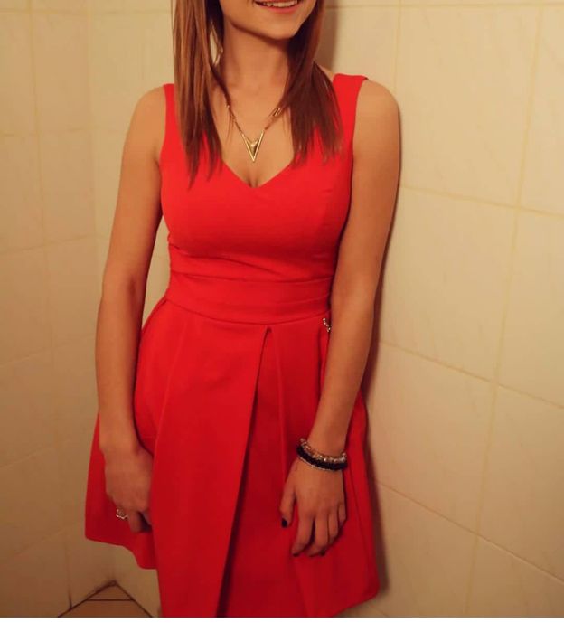 Rozkloszowana czerwona sukienka