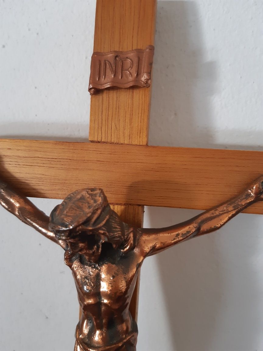 Crucifixo em madeira e metal
