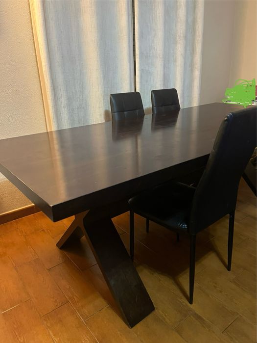 Mesa de sala de jantar com oferta de 3 cadeiras