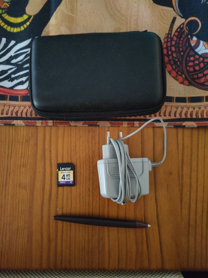 Nintendo 3DS XL com cartão de memória, capa, carregador e 4 jogos