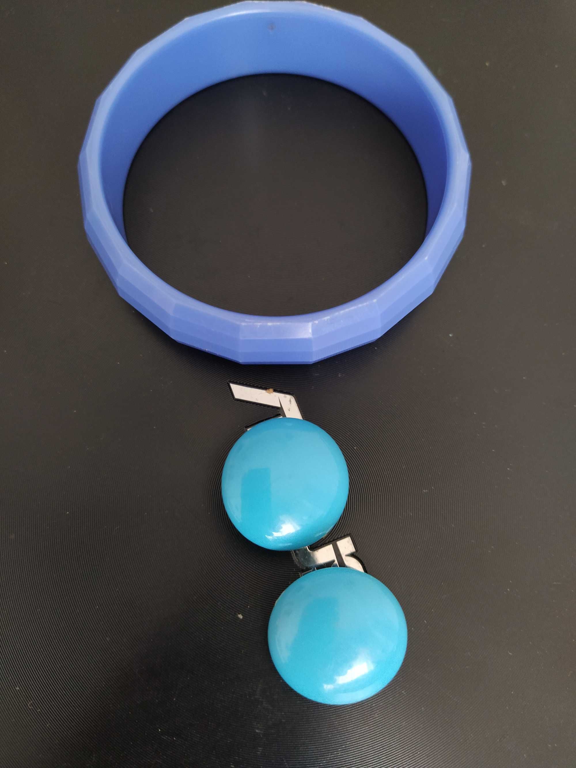 Pulseira azul com oferta de brincos azul