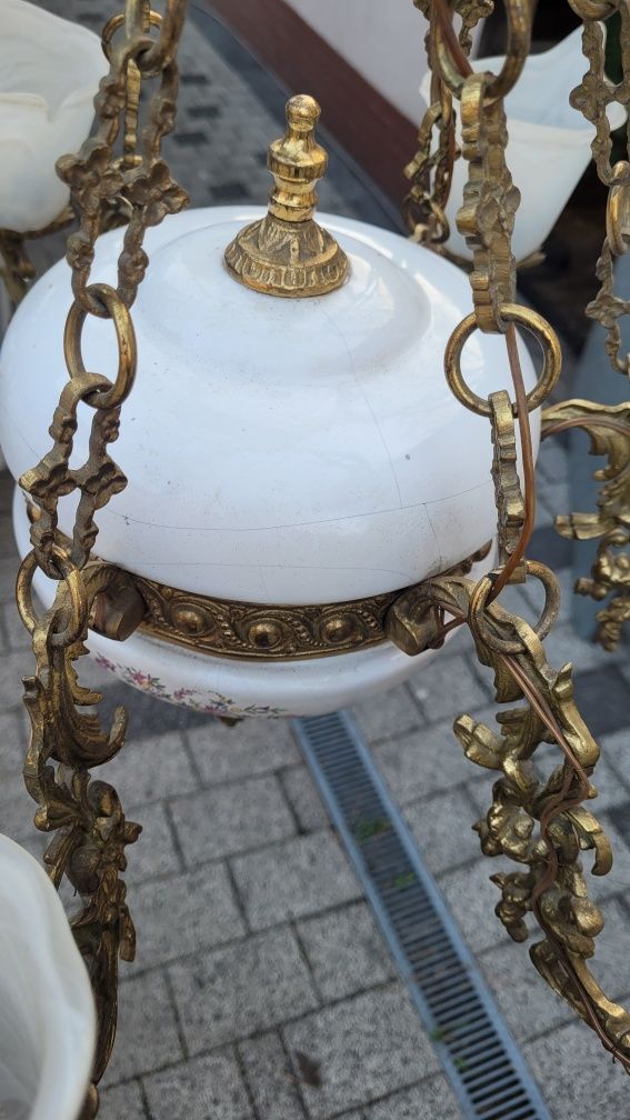 Stary żyrandol mosiężny