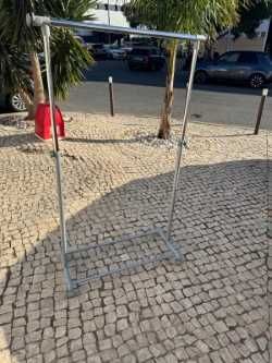 Cabide telescópico de metal com rodas Altura ajustável com prateleira