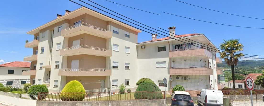 Apartamento T2/ Loja, Aldão, Guimaraes