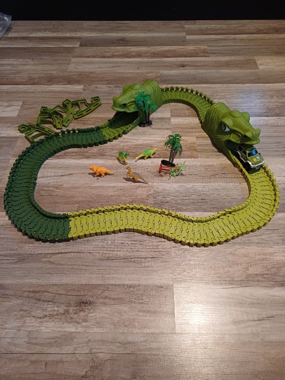 Tort samochodowy z dinozaurami Orbital Paradise