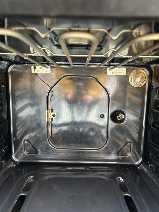 ГАЗОВА духовка вбудована, вживана, у відмінному стані.