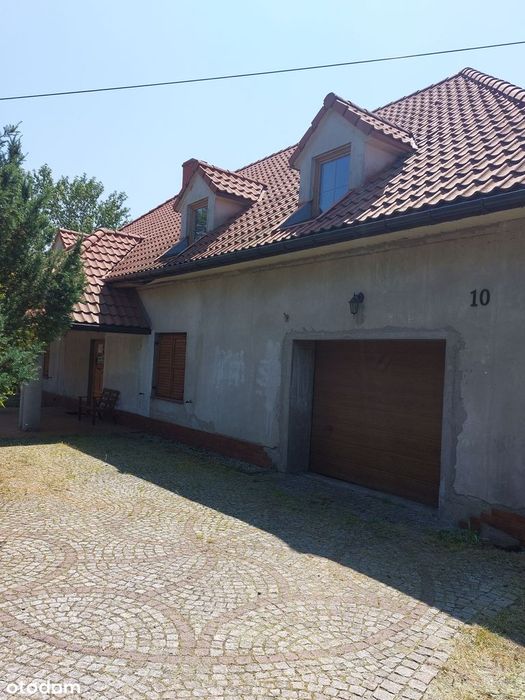 Dom wolnostojący stylizowany na dworek  225 m2 na działce 1100 m2.