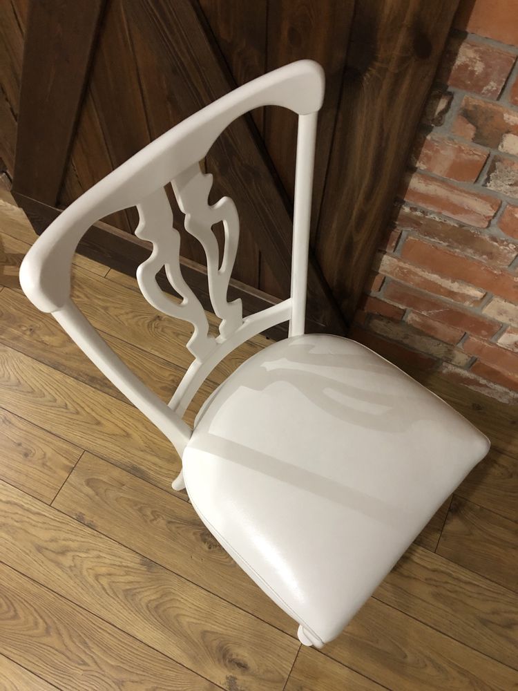 Krzesła drewniane, białe ze skórznym siedziskiem