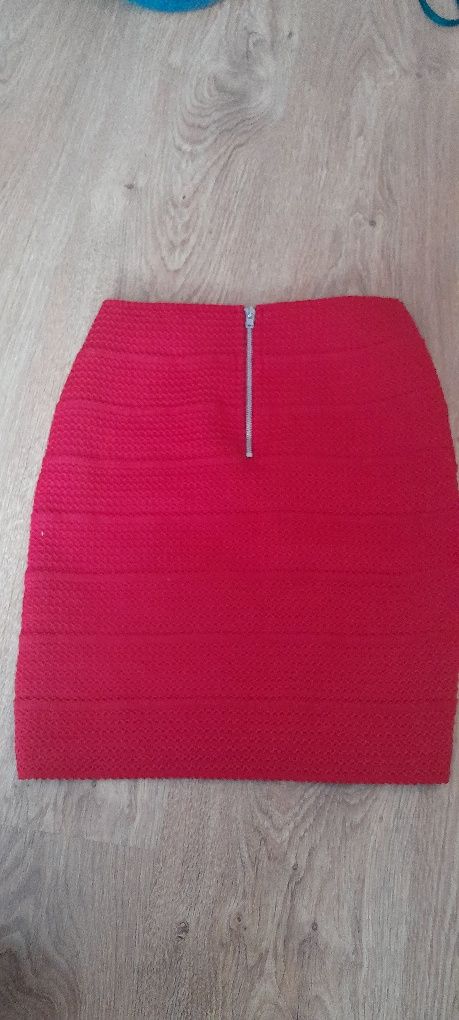 Czerwoną spódnica bandarzowa mini.