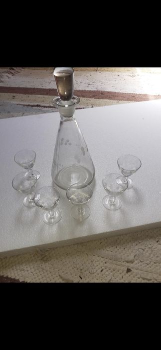 Garrafa de licor antiga e 6 copos