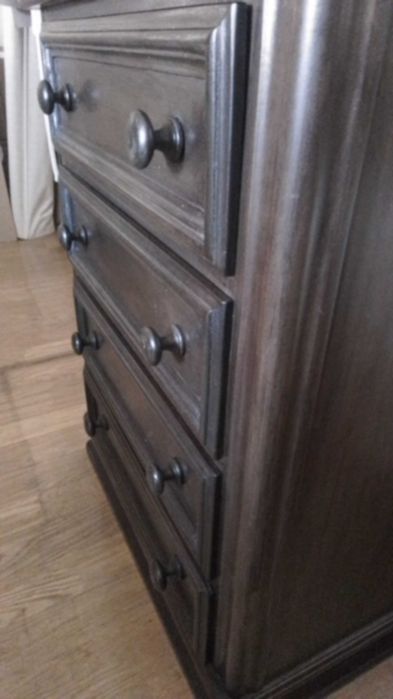 Mesinha de cabeceira, em madeira castanha