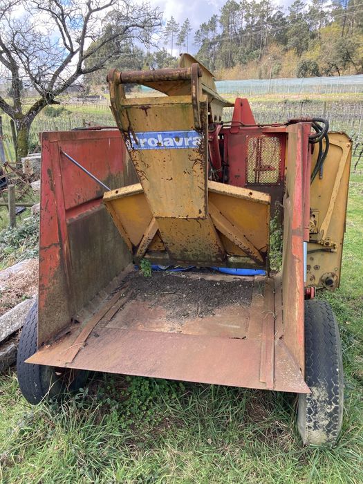 Distribuidor estrume ,desensilador. Distribui lateralmen,